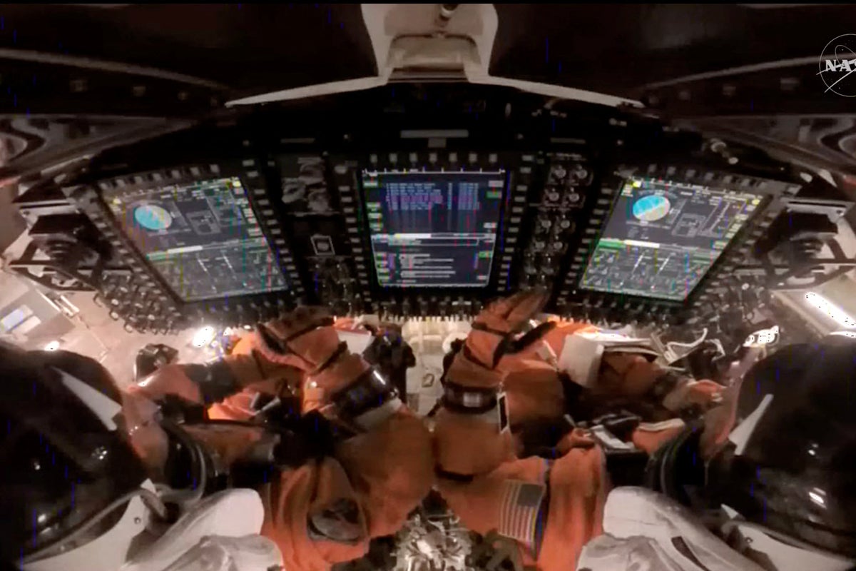 Artemis II splashdown live updates: Astronauts to lose contact for 6 minutes as NASA prepares risky reentry – UK Times Artemis II splashdown live updates: Astronauts to lose contact for 6 minutes as NASA prepares risky reentry – UK Times