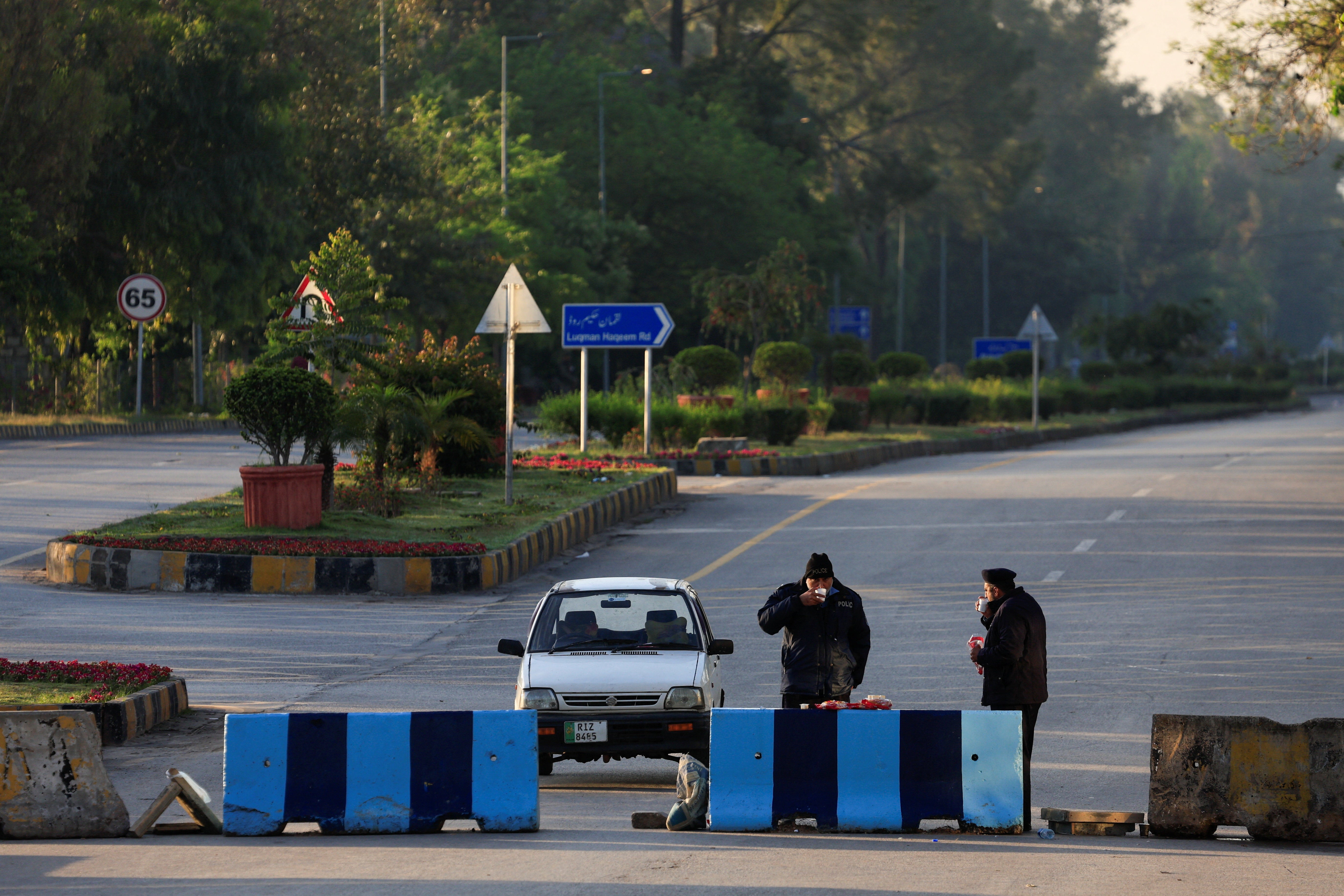 पुलिस अधिकारियों ने राष्ट्रपति के घर के पास डी चौक क्षेत्र में सुरक्षा उपायों के लिए अवरुद्ध सड़क पर अपना सुबह का नाश्ता किया, क्योंकि पाकिस्तान शांति वार्ता के लिए अमेरिका और ईरान की मेजबानी करने की तैयारी कर रहा है।
