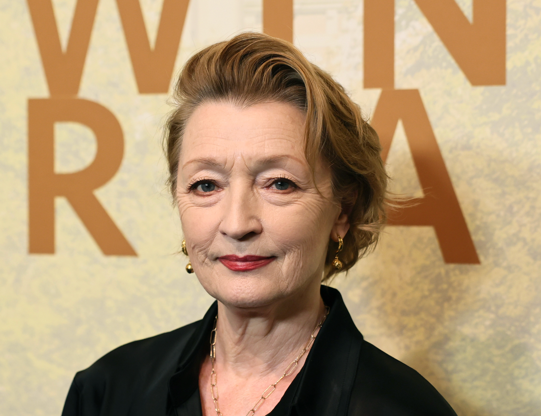 Lesley Manville urges theatregoers to leave phones in their pockets during curtain calls