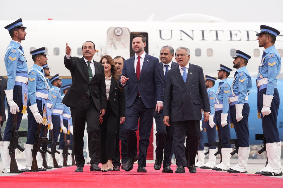 Anlaşmazlıklara rağmen görüşmeler başlarken ABD'li ve İranlı yetkililer Pakistan'da arabulucularla buluştu