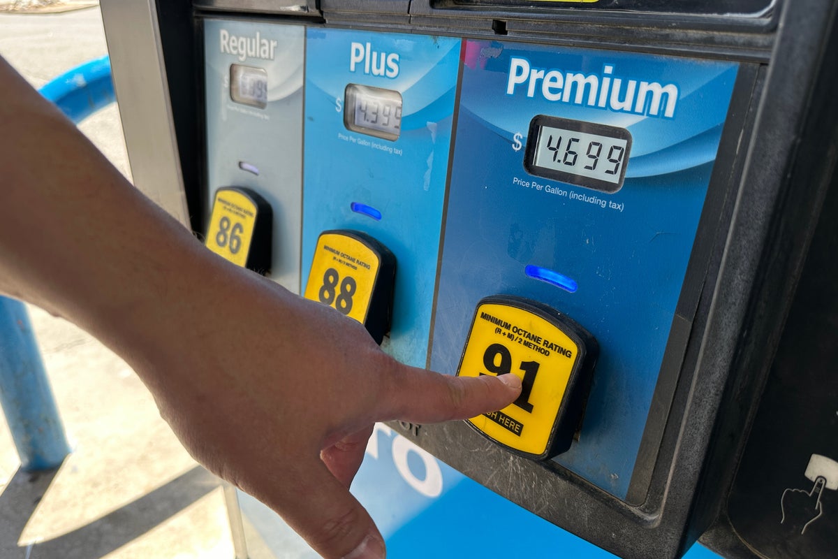 Trump, yüksek gaz fiyatlarının ABD ara seçimlerine kadar sürebileceğini itiraf etti