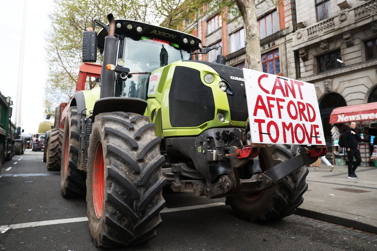 Irish government faces no confidence vote as fuel protests spark fresh traffic chaos – UK Times
