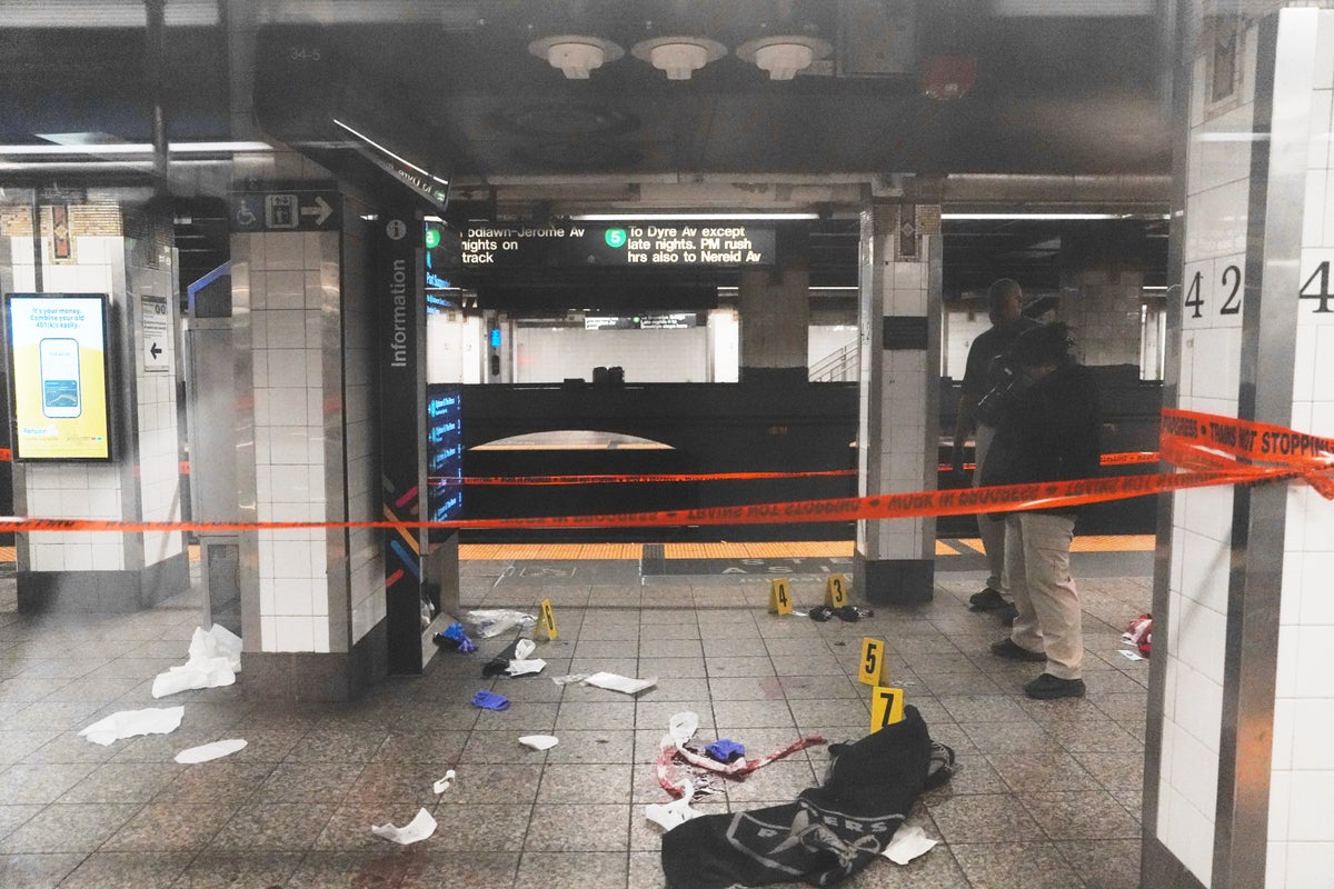 Three stabbed at New York subway station as police shoot knife-wielding man – UK Times Three stabbed at New York subway station as police shoot knife-wielding man – UK Times