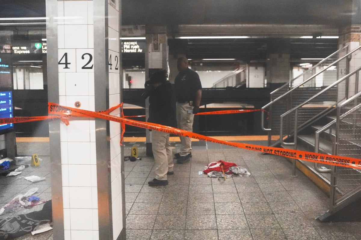 Stabbings on New York subway leaves 3 hurt as officers shoot knife-wielding man – UK Times