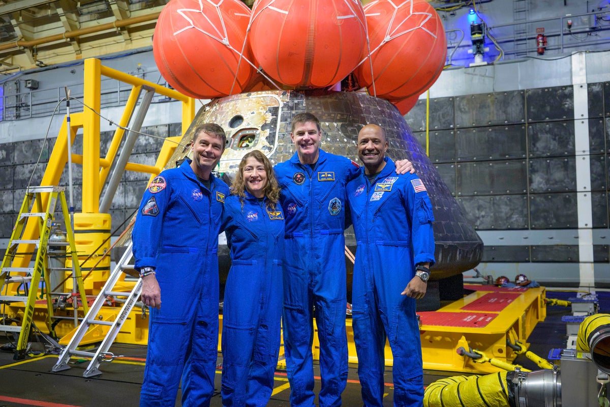 Artemis II’s moon-traveling astronauts return home to cheers after a record-breaking trip – UK Times Artemis II’s moon-traveling astronauts return home to cheers after a record-breaking trip – UK Times