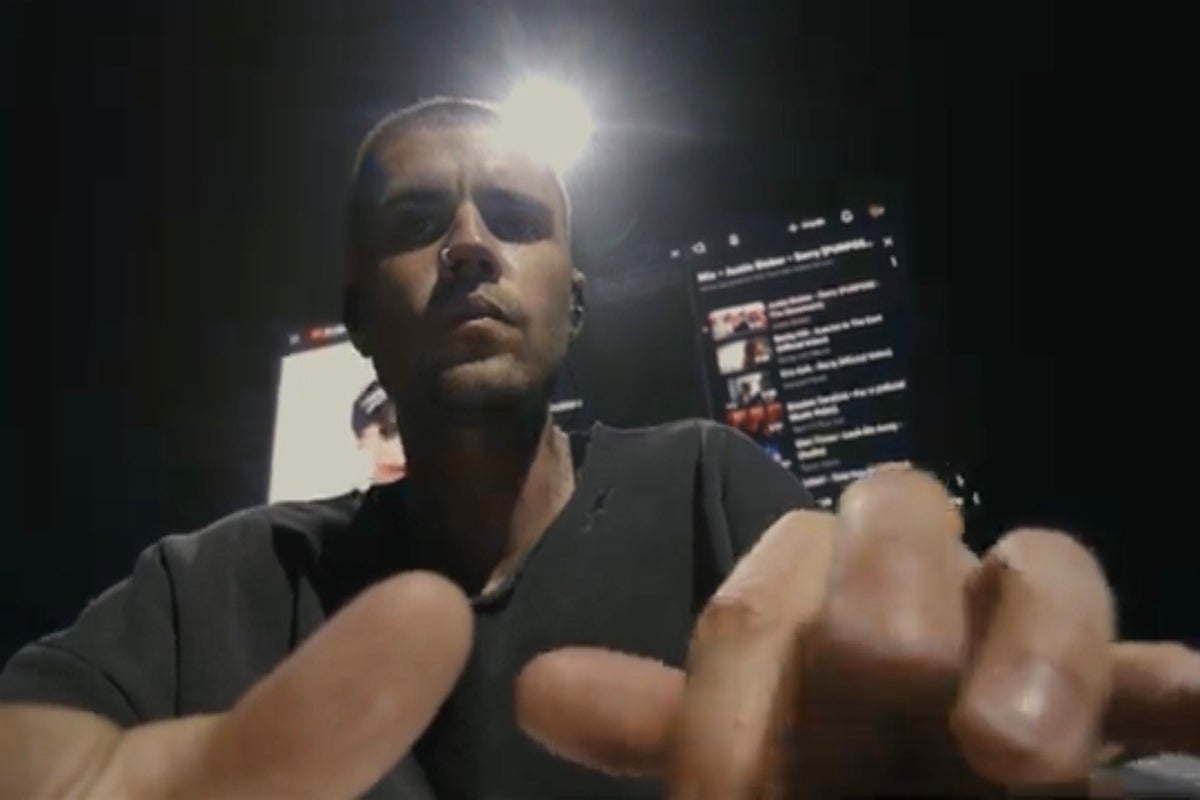 Justin Bieber divides fans with stripped-down Coachella headline set using a laptop on stage – UK Times Justin Bieber divides fans with stripped-down Coachella headline set using a laptop on stage – UK Times