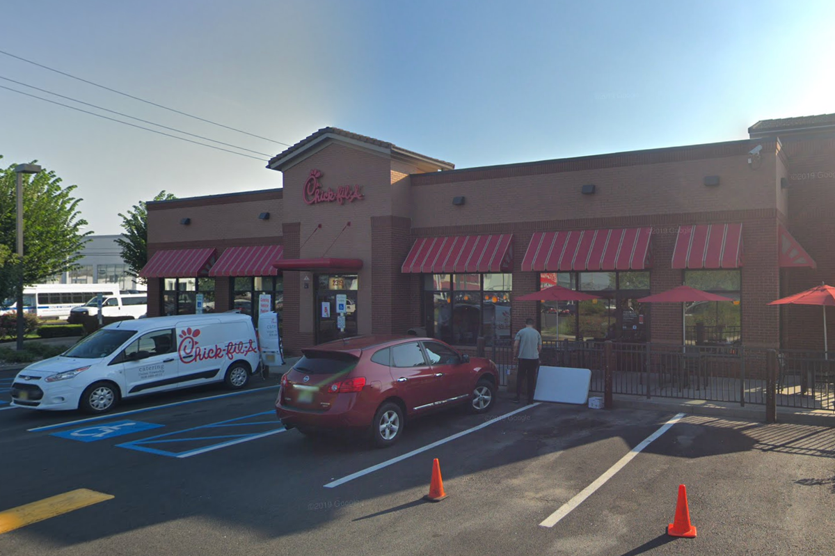 Polis maskeli saldırganı ararken New Jersey Chick-fil-A'da çok sayıda kişi vuruldu