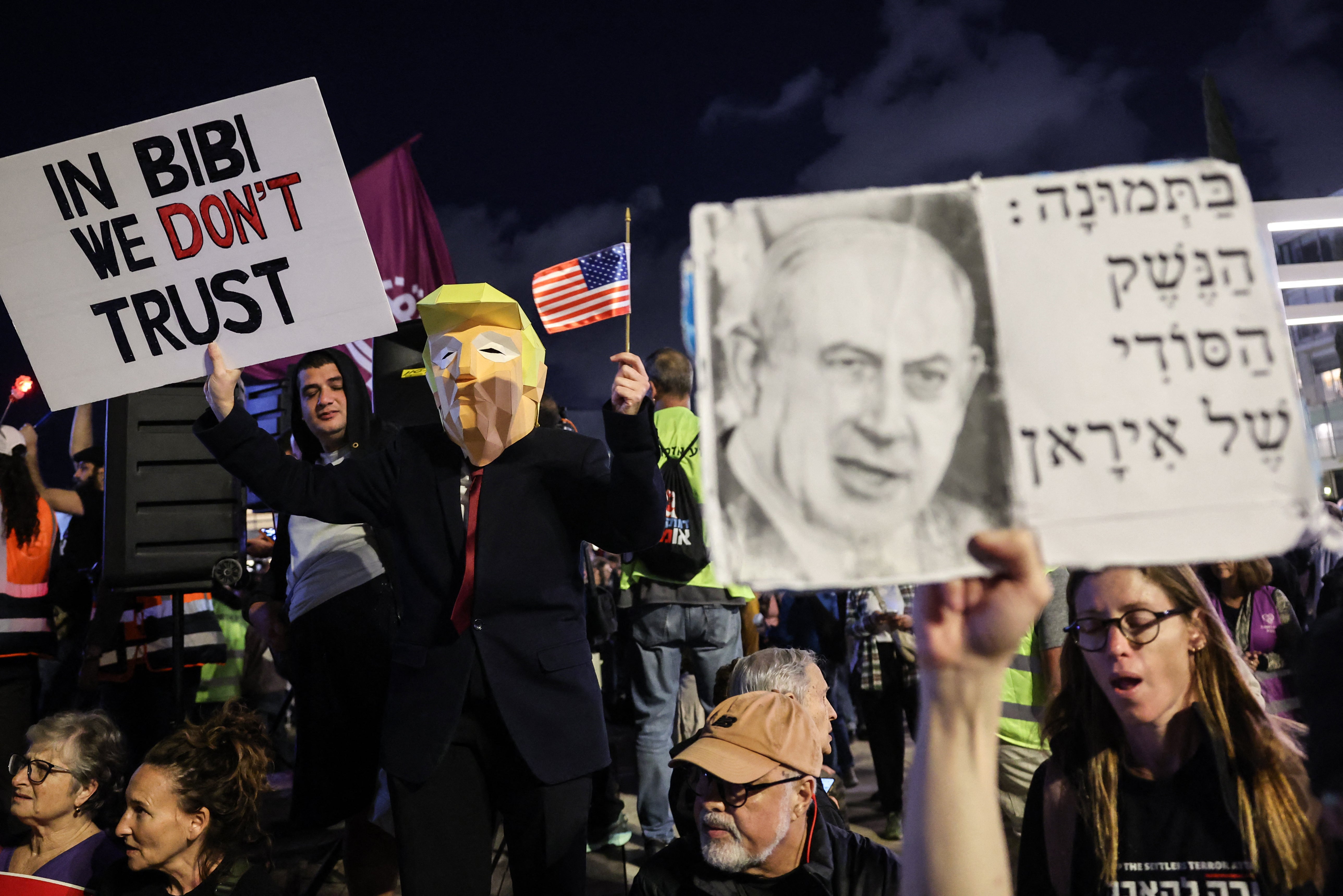 Ισραηλινοί ακτιβιστές, ορισμένοι κρατώντας πανό, διαδηλώνουν στην πλατεία HaBima ενάντια στον συνεχιζόμενο πόλεμο με το Ιράν και κατά της ισραηλινής κυβέρνησης στο Τελ Αβίβ το Σάββατο