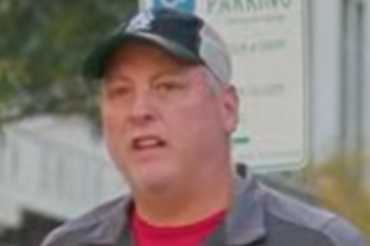 72 yaşındaki gönüllüyü itmekle suçlanan yaşam yanlısı aktivist, haksız tutuklama davasının ardından Adalet Bakanlığı'ndan 'yedi rakam' ile ödüllendirildi