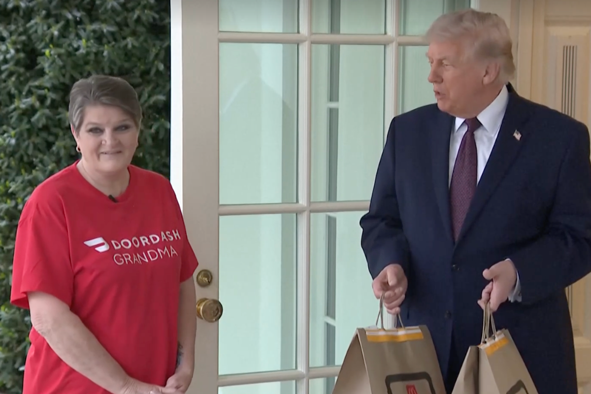 Trump gets McDonalds DoorDashed to White House and then takes Iran war questions with delivery person – UK Times Trump gets McDonalds DoorDashed to White House and then takes Iran war questions with delivery person – UK Times