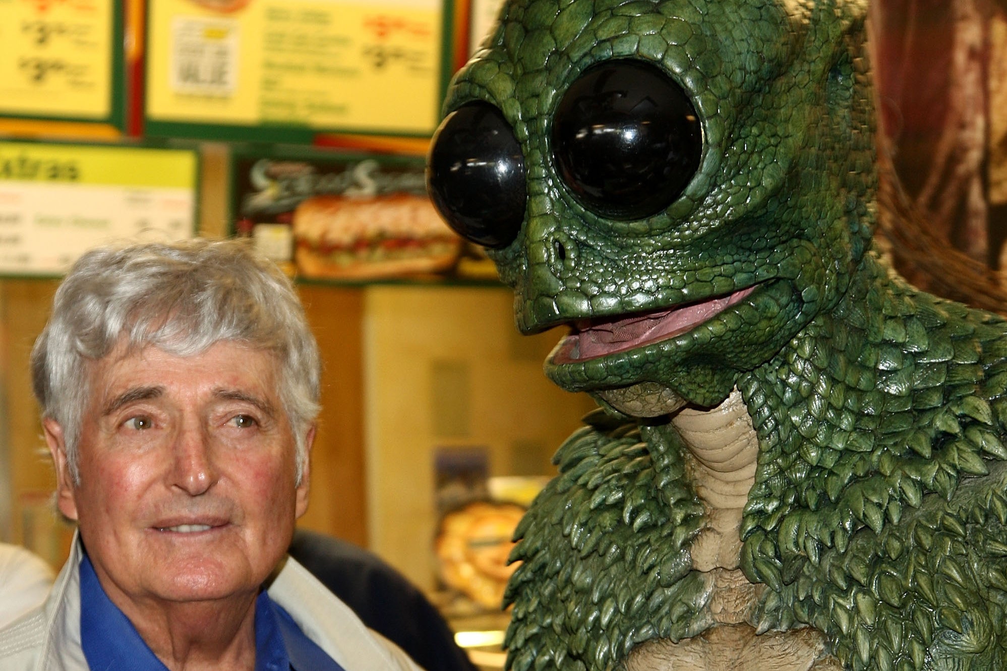 O produtor de televisão infantil Sid Krofft, retratado com um Sleestak de 'Land of the Lost', morreu aos 96 anos