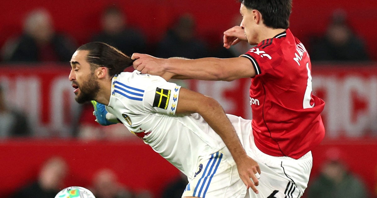 Pundits slam controversial Lisandro Martinez red card after hair pull in Man Utd vs Leeds | The Independent