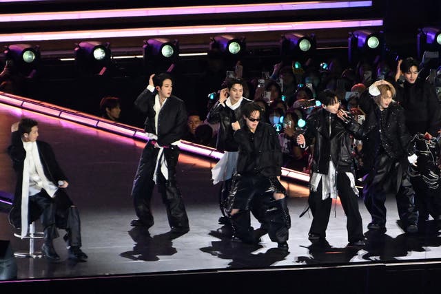 <p>Los miembros del grupo de K-pop BTS actúan durante su concierto en la plaza de Gwanghwamun, en Seúl, Corea del SUr</p>