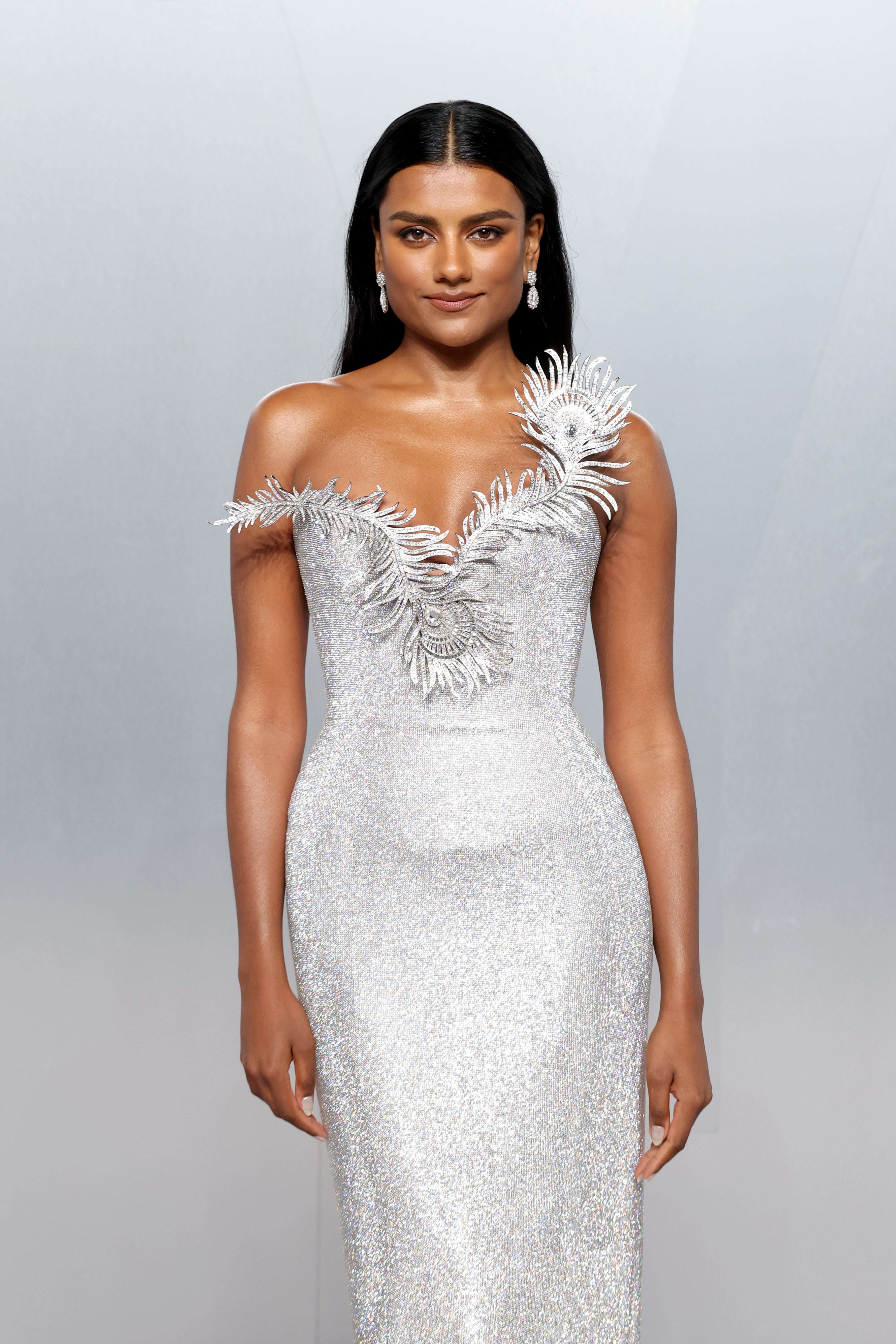 Simone Ashley è la protagonista di 