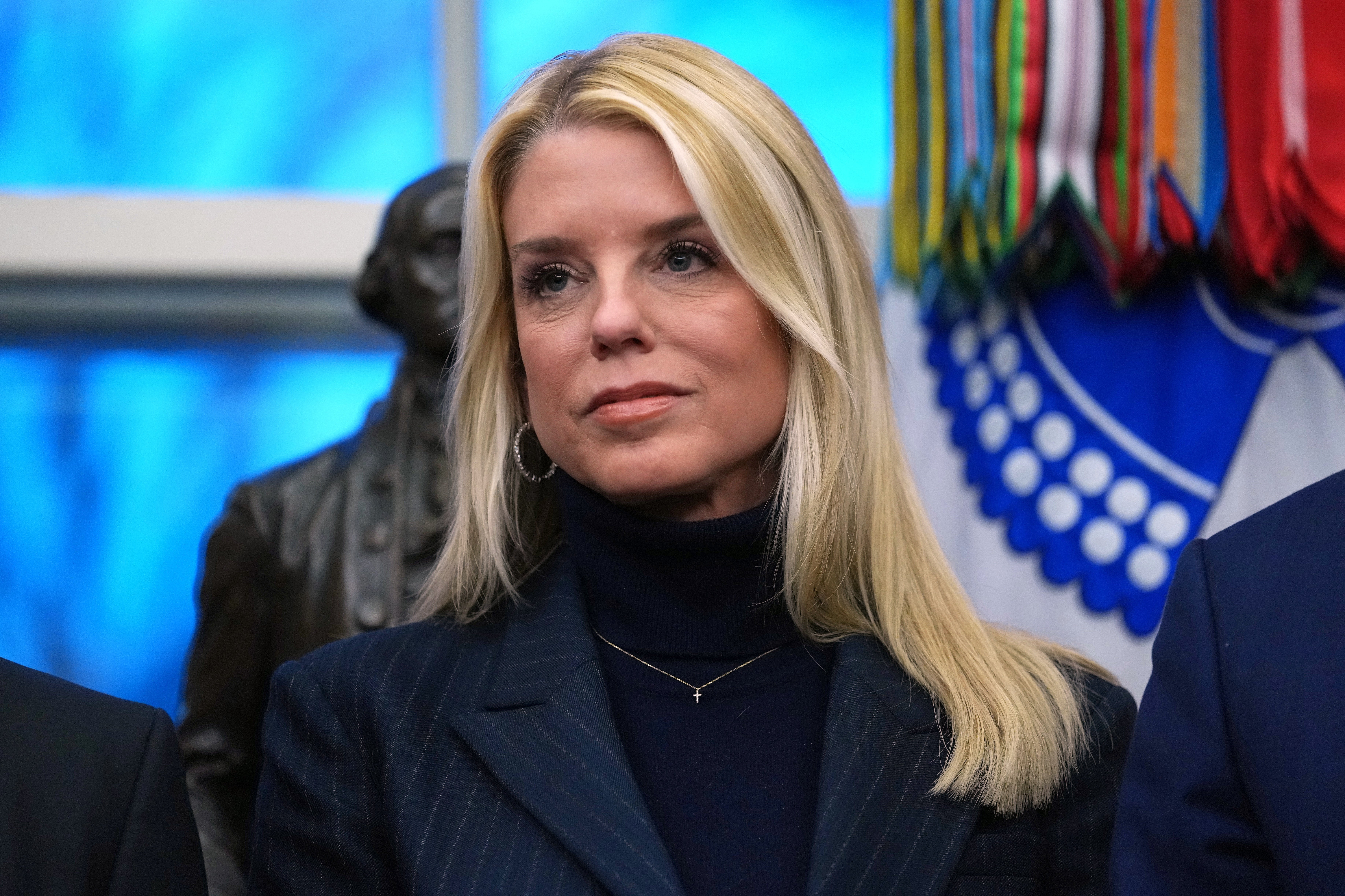 <p>La ex fiscal general de EE. UU., Pam Bondi, no se presentó a una comparecencia programada ante la Comisión de Supervisión de la Cámara de Representantes para testificar sobre la gestión de los expedientes de Epstein por parte del Departamento de Justicia, después de que este organismo afirmara que no estaba obligada a comparecer</p>