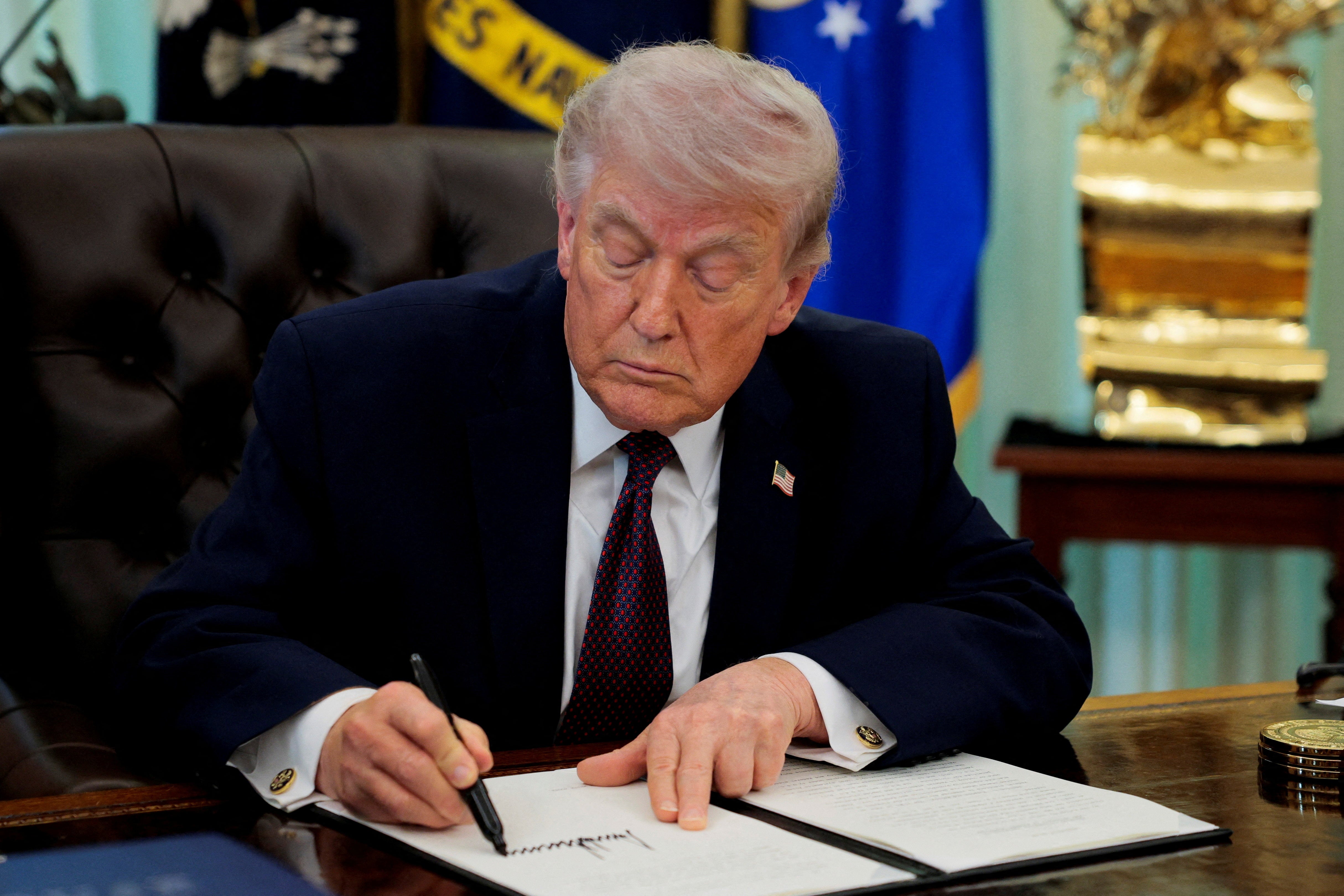 Trump signs an executive order on mail ballots