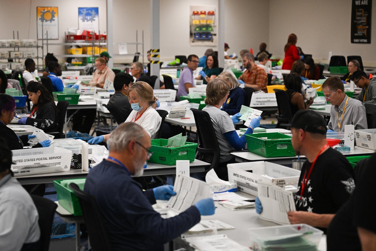 USPS sendikası, Trump'la yaşanan anlaşmazlığın ortasında posta yoluyla oylamayı teşvik eden bir reklam kampanyası başlattı