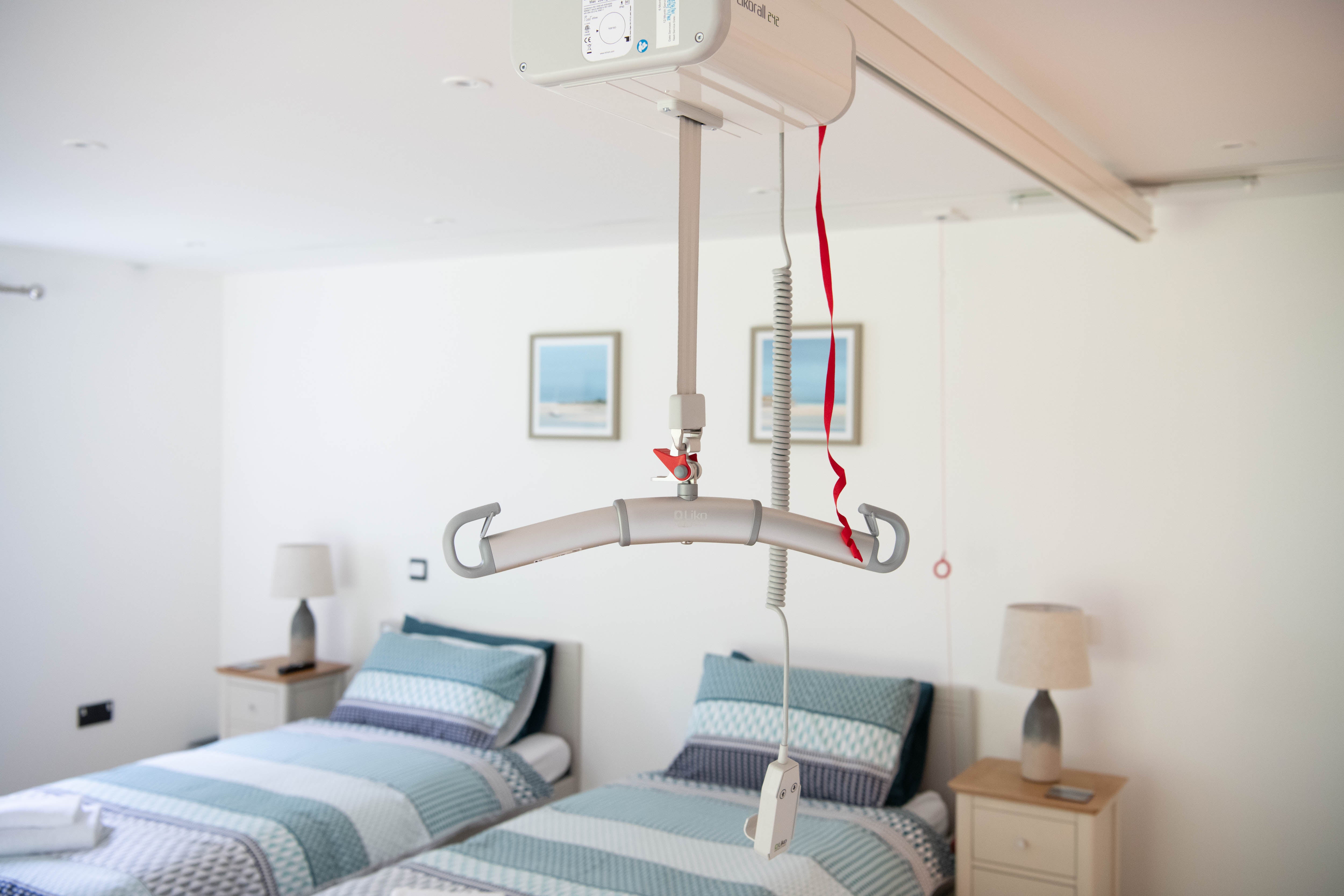 Chestnut Cottage has a modern room equipped with a ceiling track hoist system