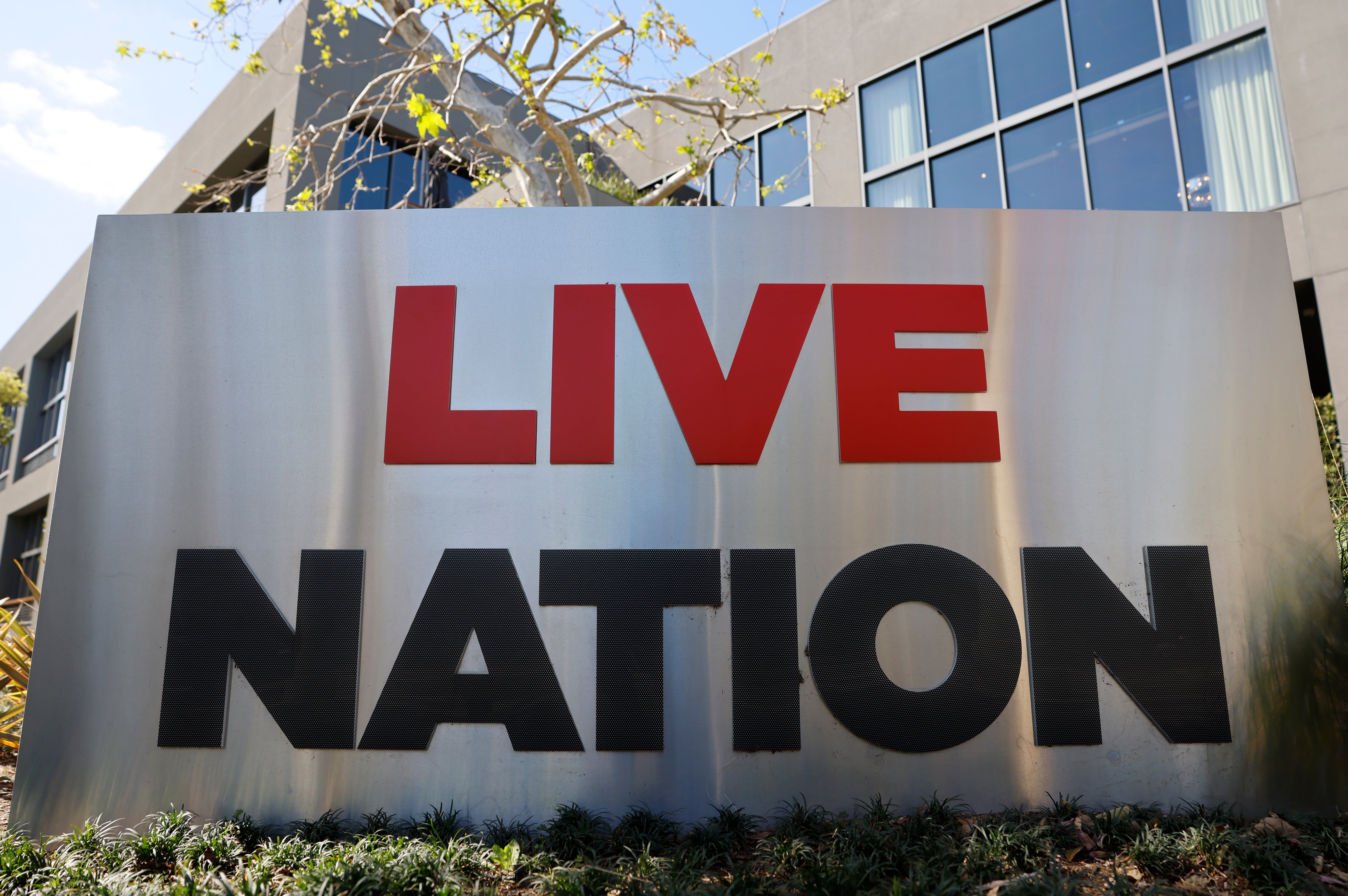 <p>Live Nation Entertainment posee y opera cientos de recintos, además de controlar la contratación de artistas en muchos de ellos o tener participaciones accionarias</p>