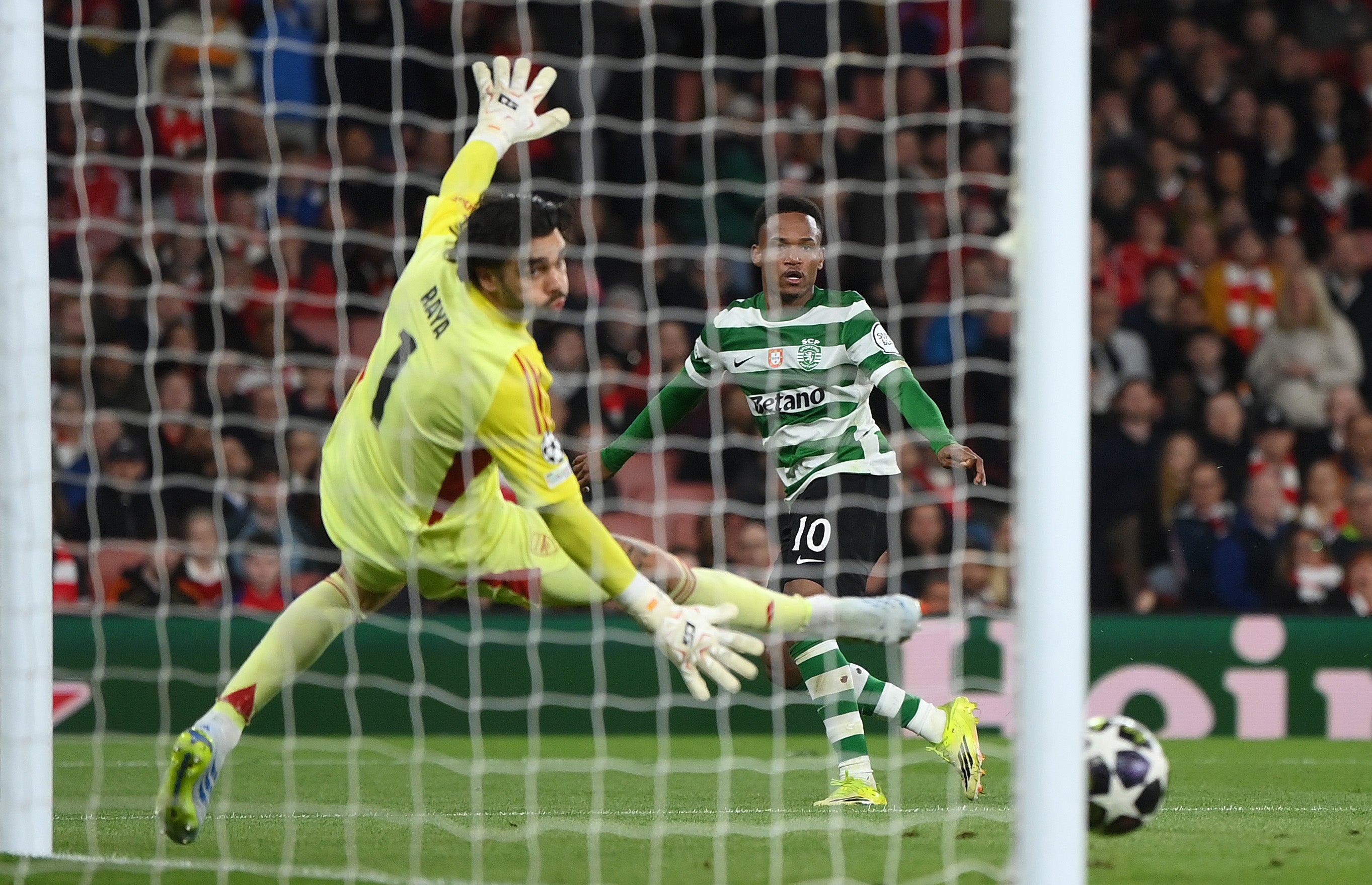 Geny Catano came agonisingly close to equalising for Arsenal