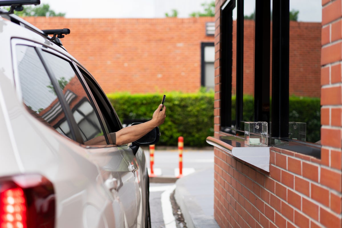 Fast-food chain to deploy AI chatbots to encourage customers to order more