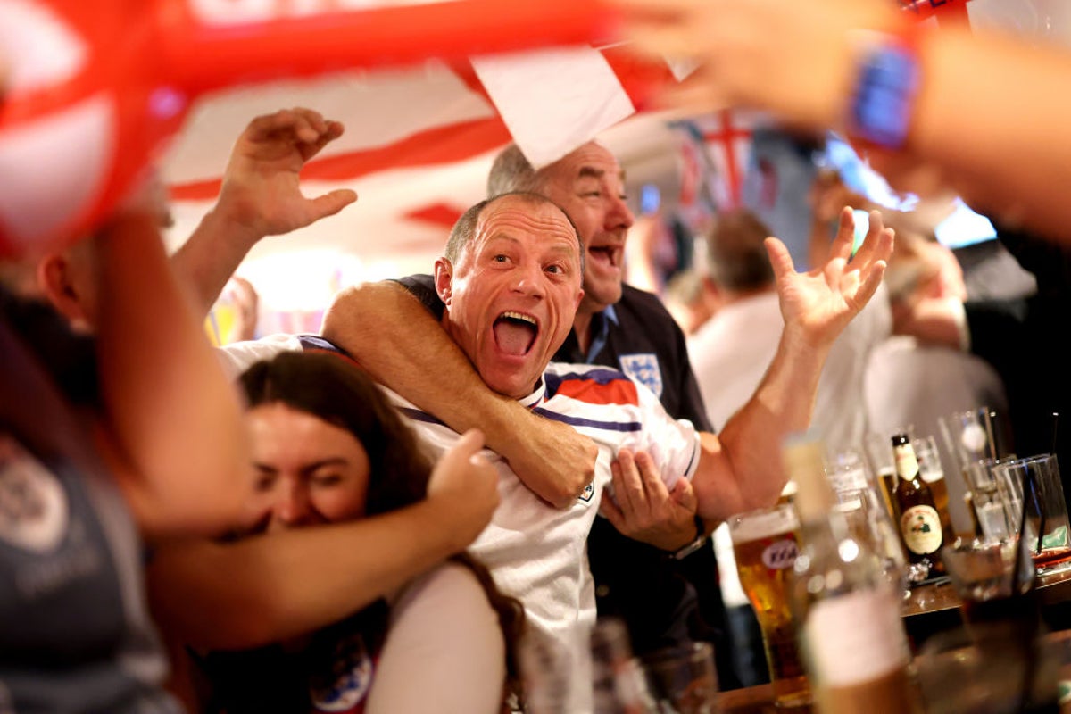 Conselhos do Reino Unido instruídos a ignorar a ‘polícia divertida’ e aprovar o maior número possível de exibições de cervejarias da Copa do Mundo