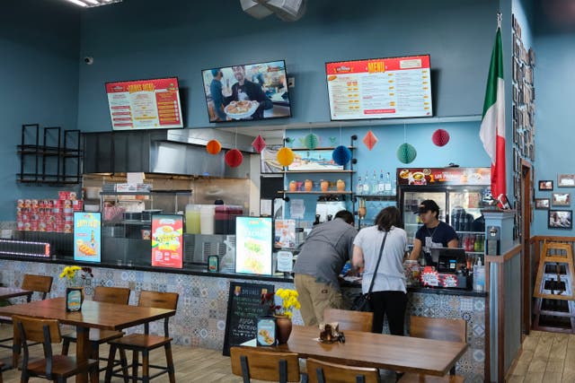 <p> La industria restaurantera de Texas pide nuevas leyes para proteger a su amplia fuerza laboral inmigrante en medio de la campaña de deportaciones masivas del Gobierno de Trump </p>