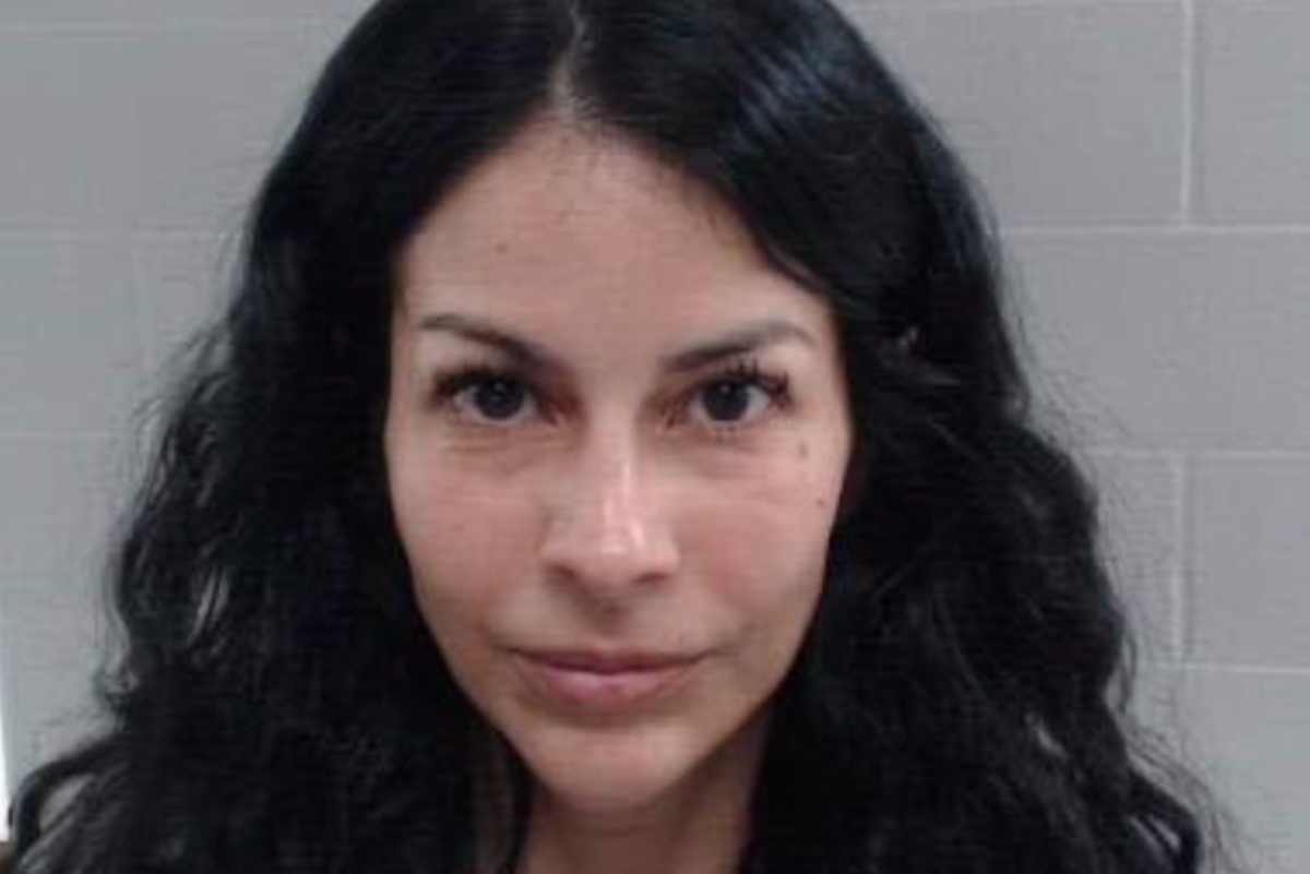 Teksaslı kadın, Godley kasabasında kocasıyla birlikte polislere hizmet veren seans başına 1000 dolarlık fuhuş çetesini yönetmekle suçlandı