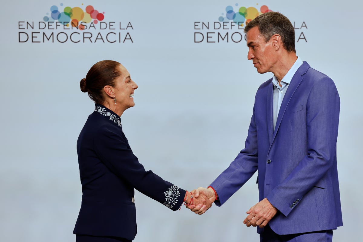 With a handshake, Spain and Mexico put diplomatic tussle over their colonial past behind them