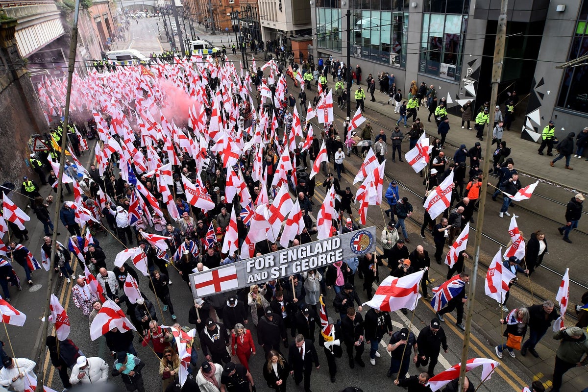 Three arrested as hundreds of Britain First supporters and counter-protesters demonstrate in Manchester – UK Times Three arrested as hundreds of Britain First supporters and counter-protesters demonstrate in Manchester – UK Times
