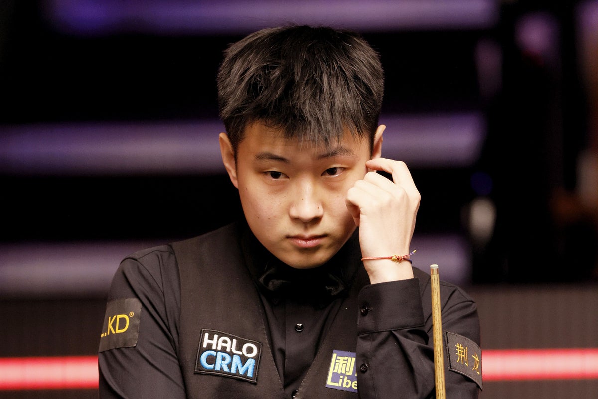 Zhao Xintong kicks off World Championship defence by edging past Liam Highfield
