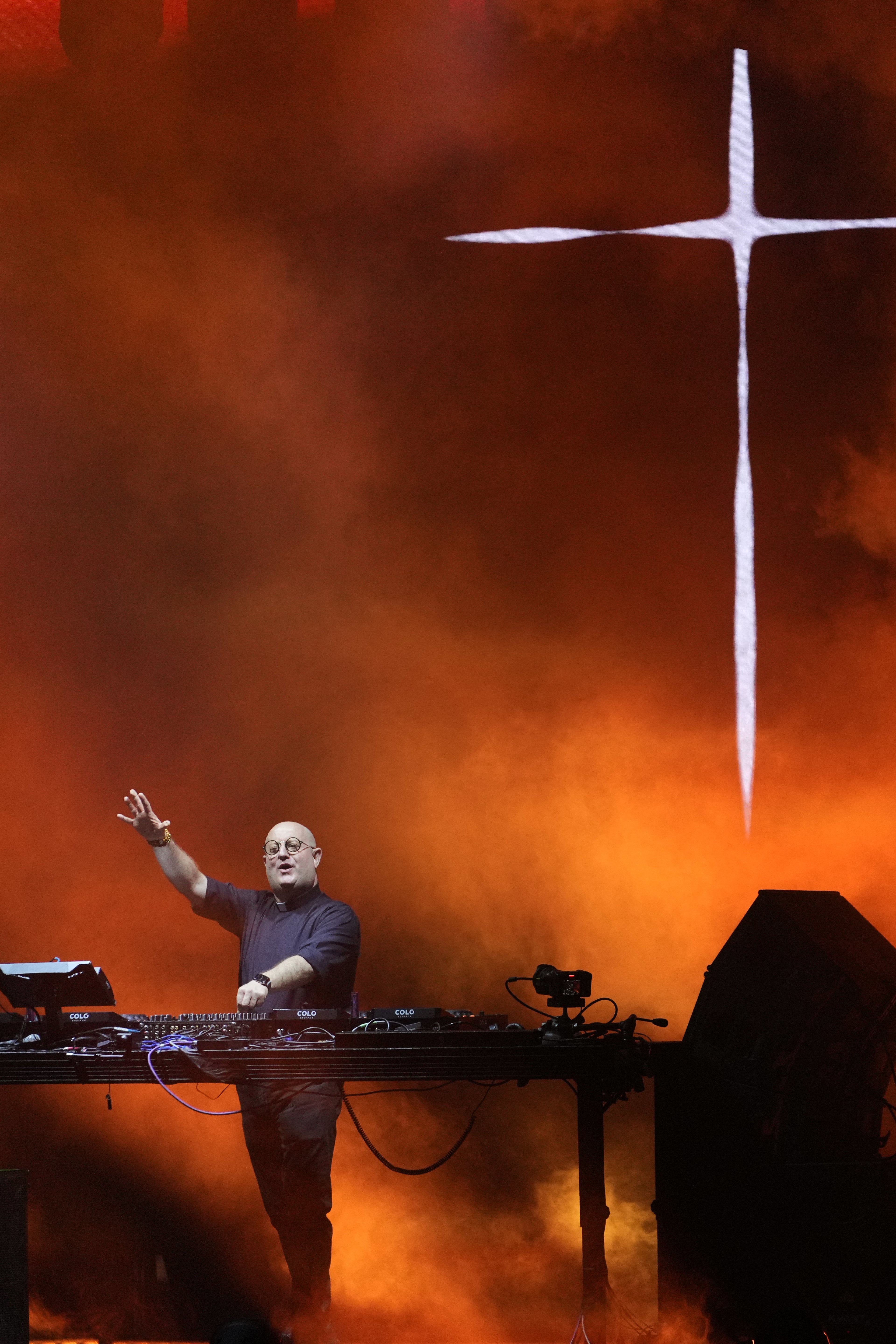 ARGENTINA-SACERDOTE DJ