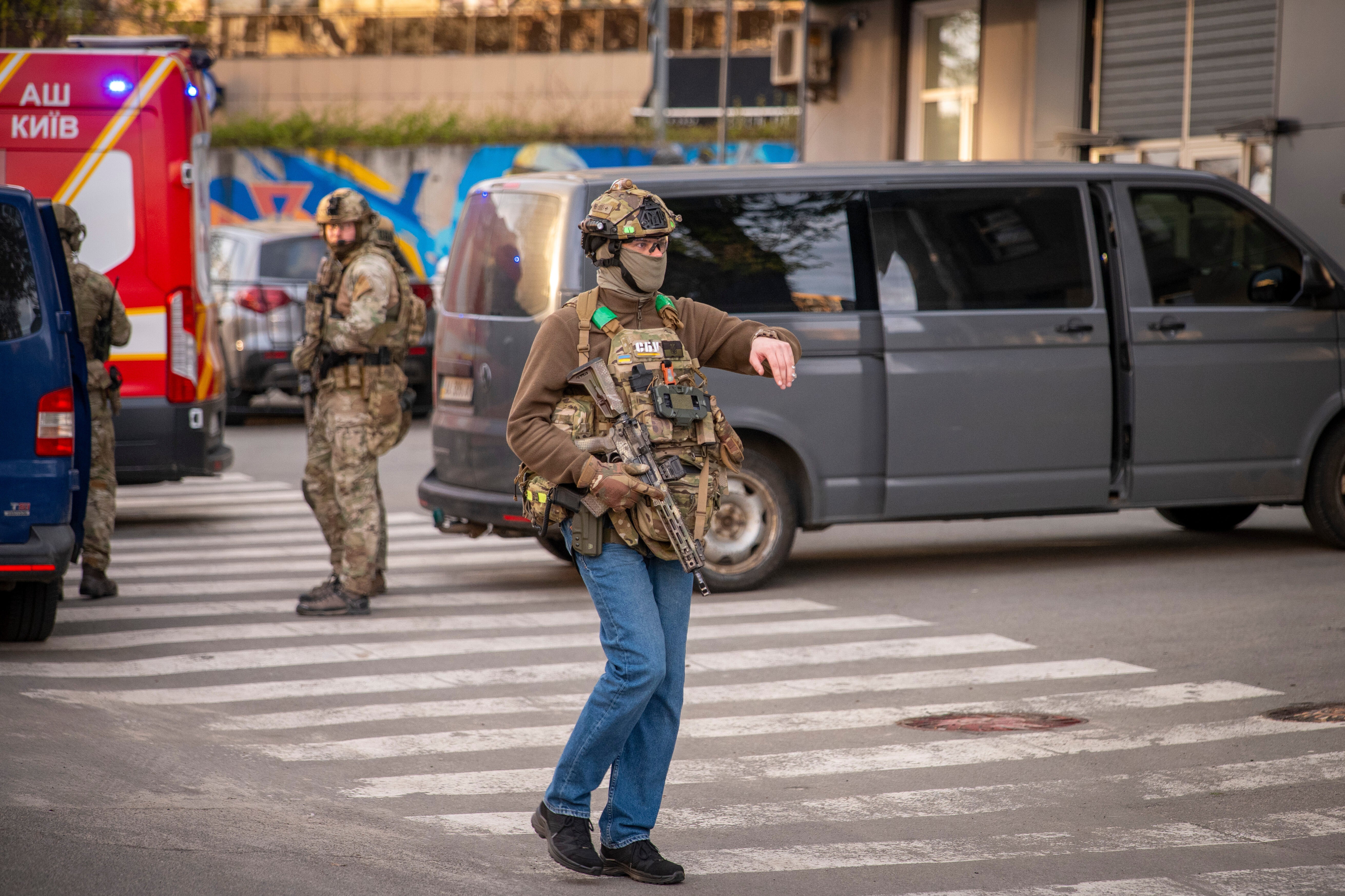 पुलिस अधिकारियों को उस स्थान पर देखा जाता है जहां कीव, यूक्रेन में शनिवार, 18 अप्रैल, 2026 को एक बंदूकधारी ने पुलिस द्वारा गोली मारे जाने से पहले सड़कों पर कम से कम छह लोगों की हत्या कर दी थी।