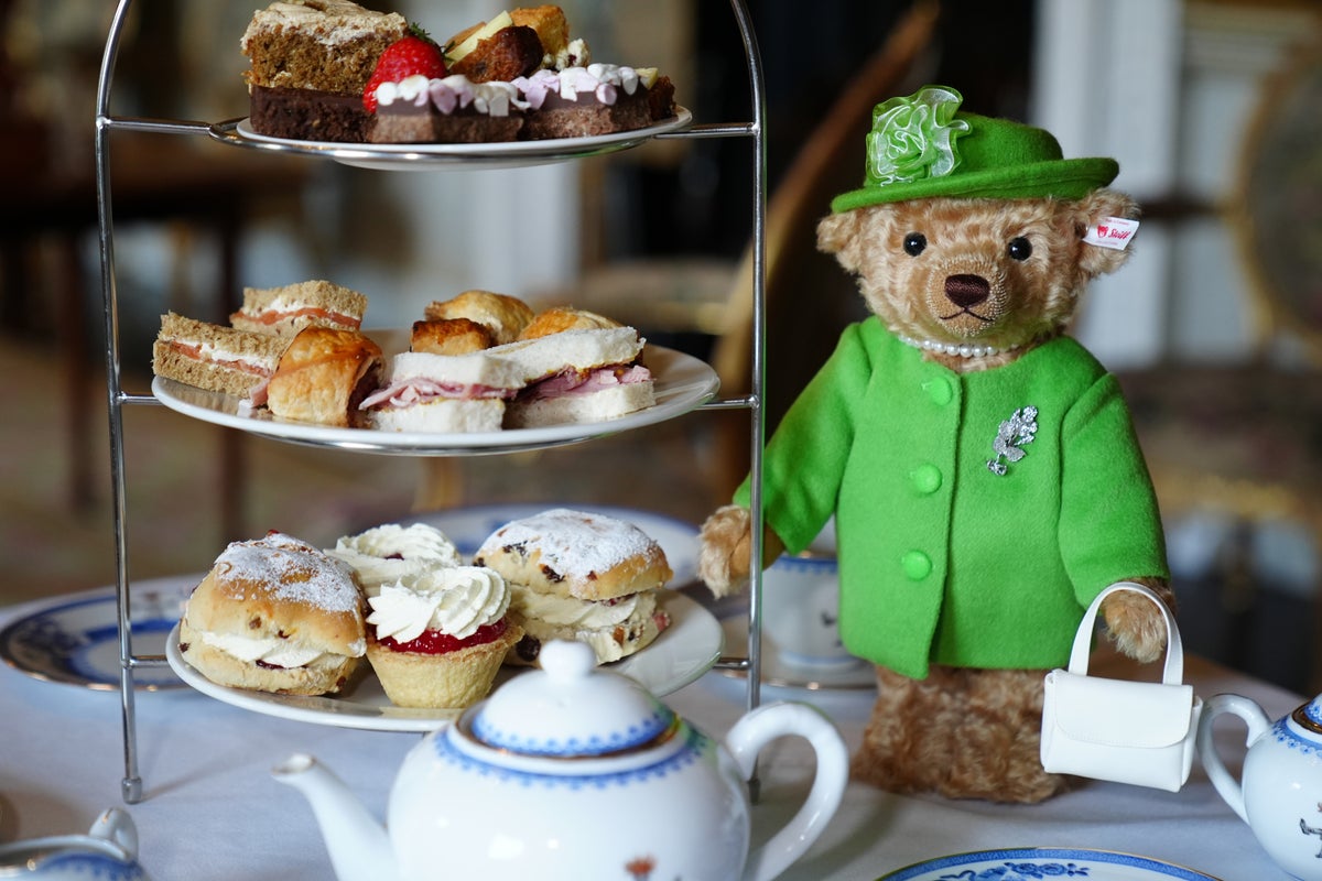 Teddy bear made for Queen Elizabeth’s 100th birthday recreates iconic moment with Paddington – UK Times Teddy bear made for Queen Elizabeth’s 100th birthday recreates iconic moment with Paddington – UK Times