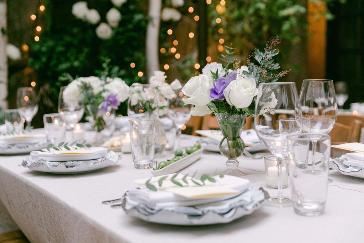 A beginner&rsquo;s guide to tablescaping with flowers