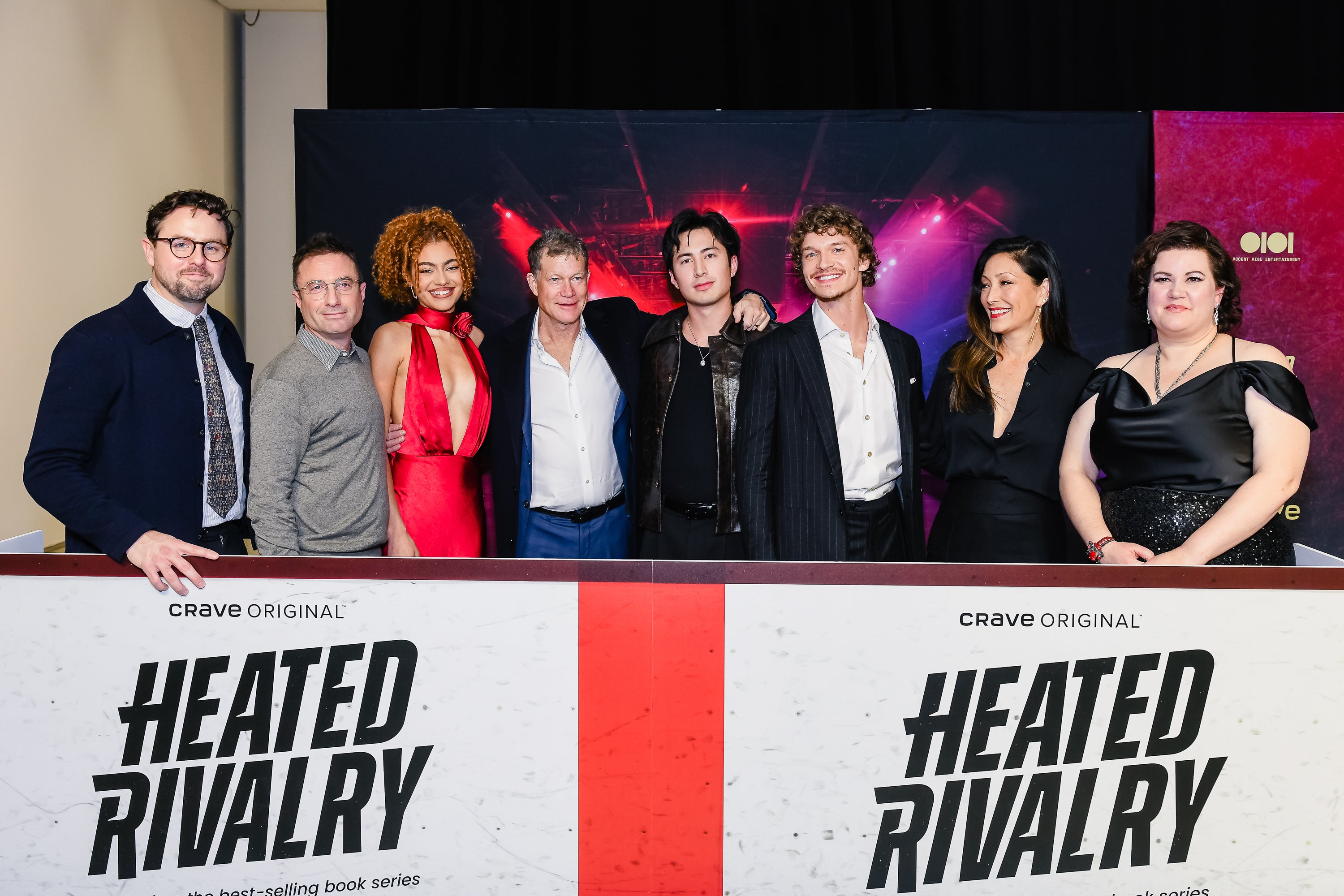 Jacob Tierney, segundo da esquerda, e Rachel Reid, extrema direita, com o elenco na estreia de Heated Rivalry em Toronto