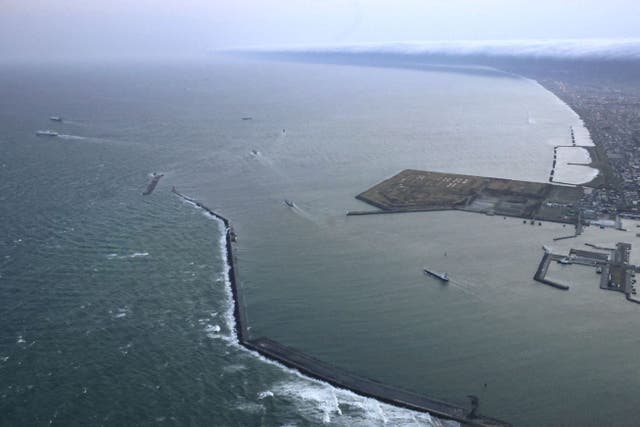 <p>Embarcaciones salen de un puerto en Tomakomai, en la prefectura de Hokkaido, Japón, donde se emitió una alerta de tsunami tras un terremoto </p>