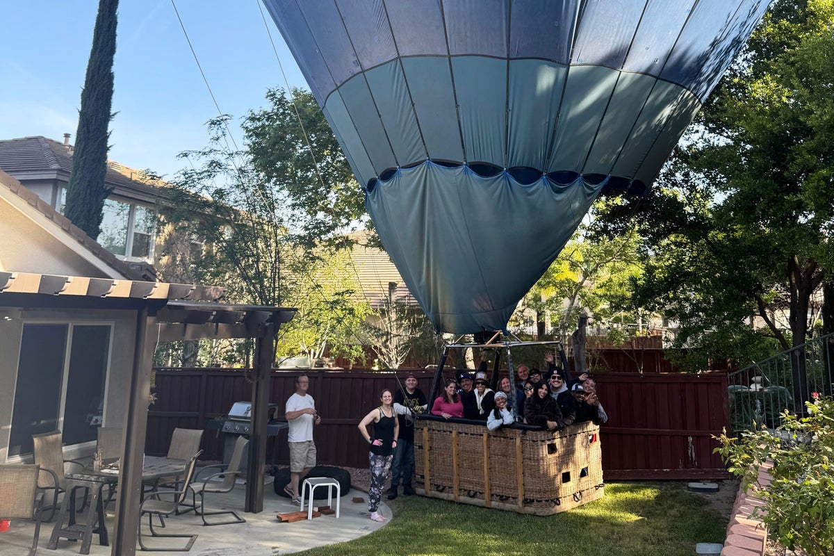 Mind if we drop in? Hot air balloon with 13 aboard makes emergency landing in California backyard – UK Times