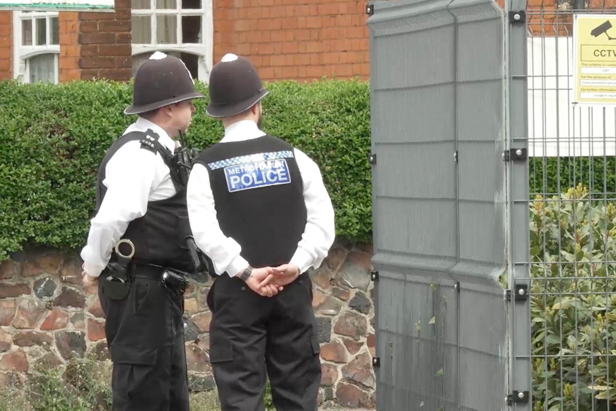 Counter-terror arrest seven people over alleged arson plot at Jewish site in London