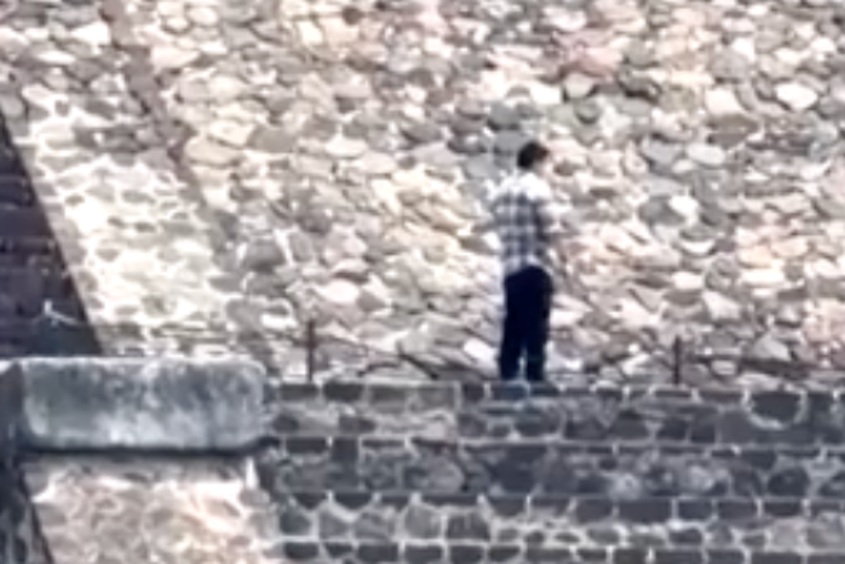 Moment gunman opens fire on tourists at Mexico pyramids