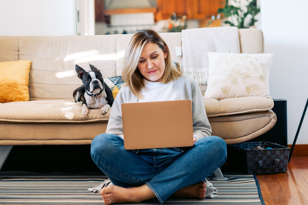 As the world faces an oil crisis – why are companies resisting work from home?