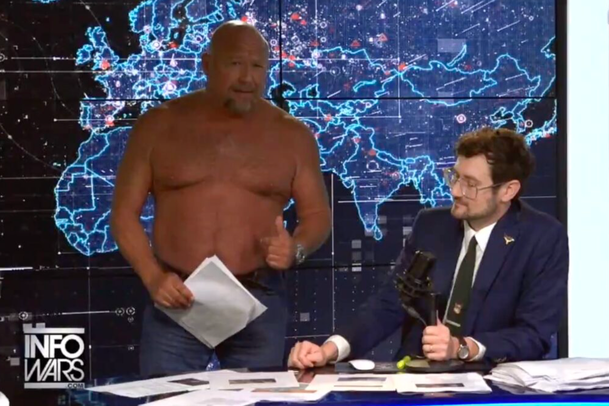 Alex Jones, InfoWars'ın bir hiciv sitesi haline gelmesine o kadar sinirlendi ki gömleğini kaybetti ve "onlar vücut hırsızı" diye bağırdı