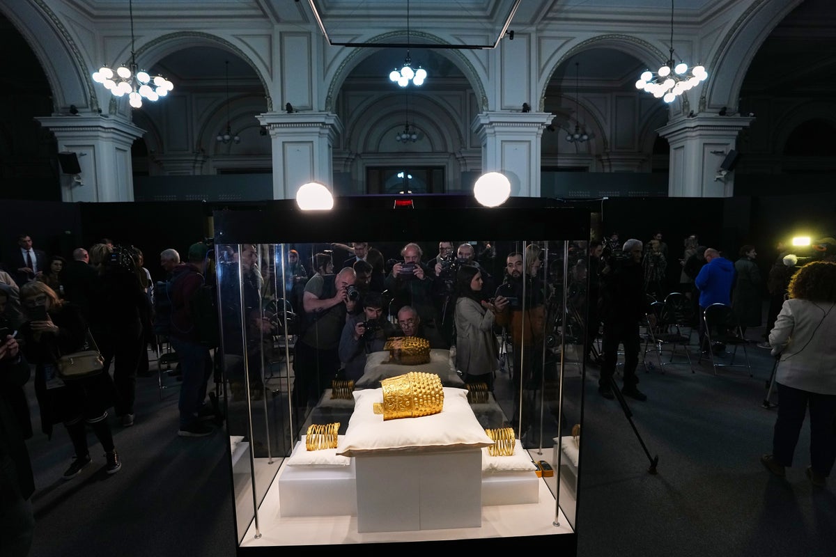 Priceless 2,500-year-old golden helmet returned to Romania after Dutch museum raid