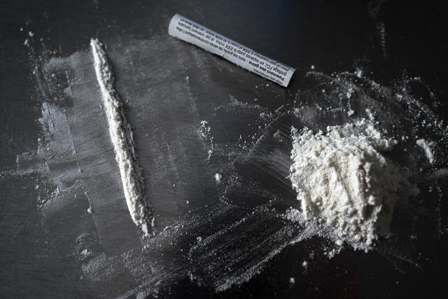 <p>Una línea y un montón de cocaína falsa hecha con harina, junto a una pajilla simulando consumo de cocaína </p>