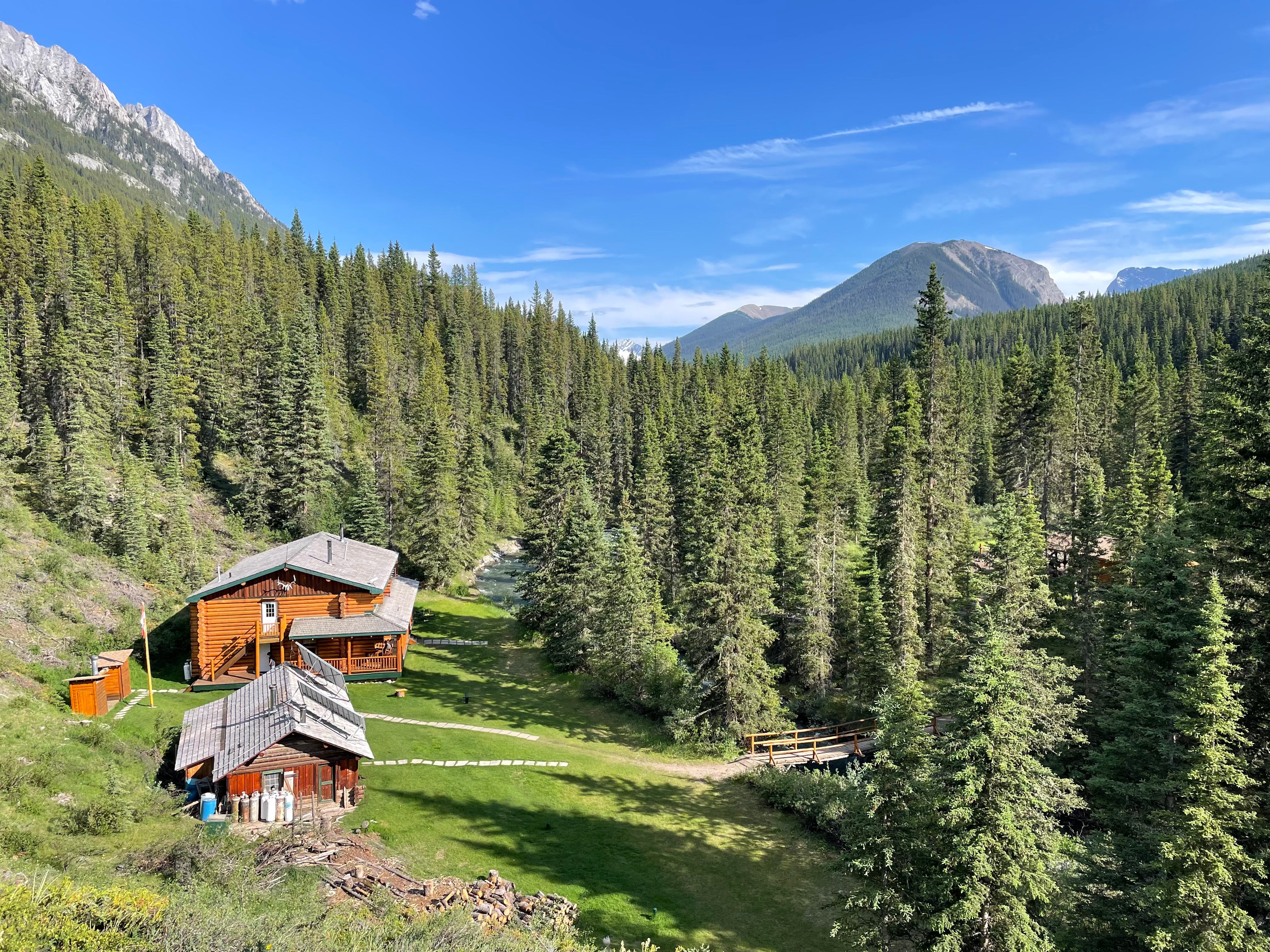 The off-grid Sundance Lodge is nested in a valley with the Sundance Mountains in the distance