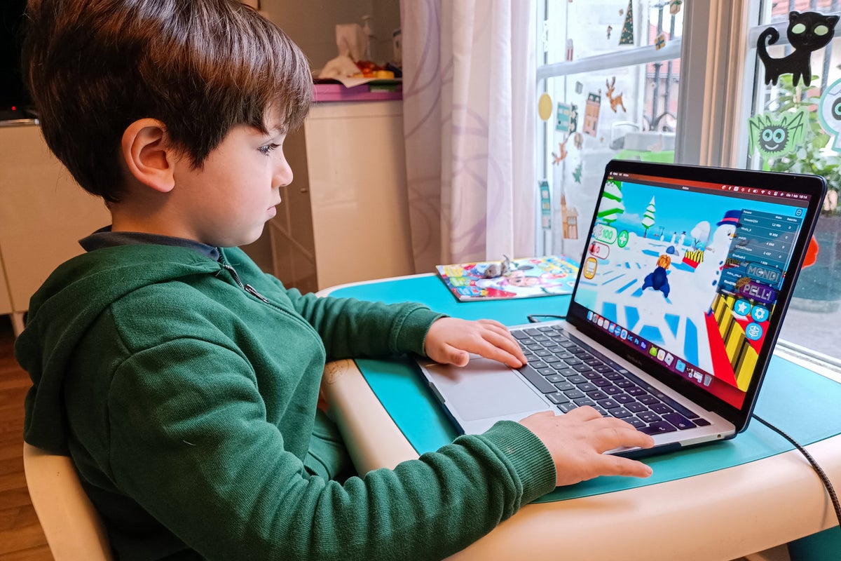 LA first school district in US to restrict screen time for students