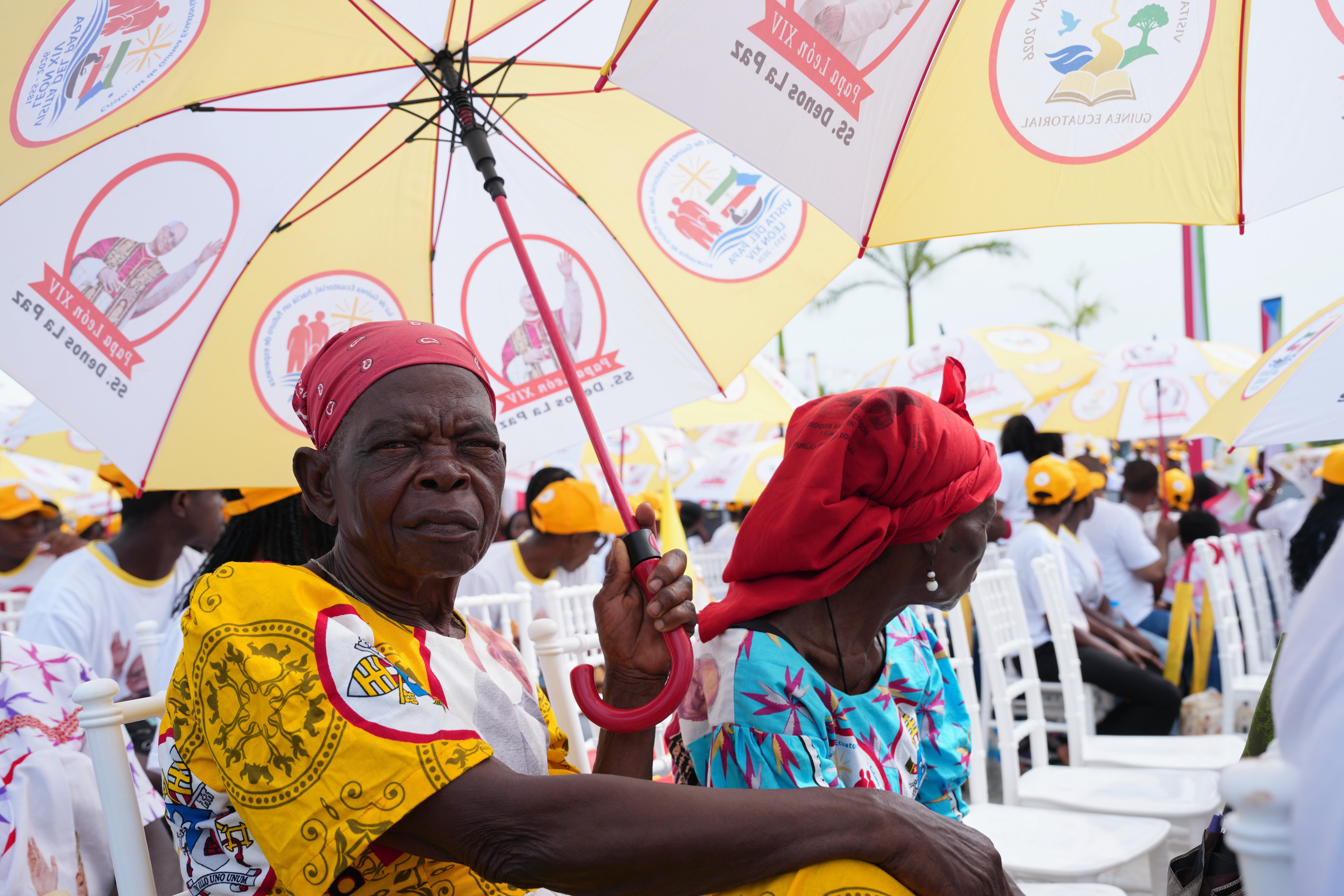 Faithful wait for the arrival of Pope Leo XIV on the occasion of his meeting with representatives of the world of culture in Malabo, Equatorial Guinea