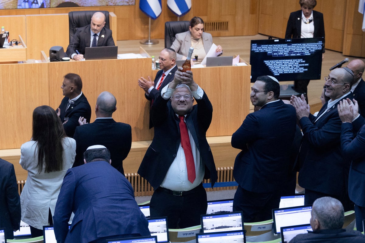 Israel national security minister served golden death penalty noose birthday cake