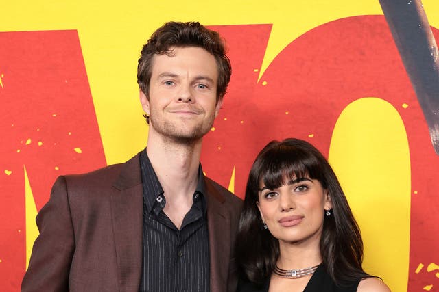 <p>Jack Quaid y Claudia Doumit</p>