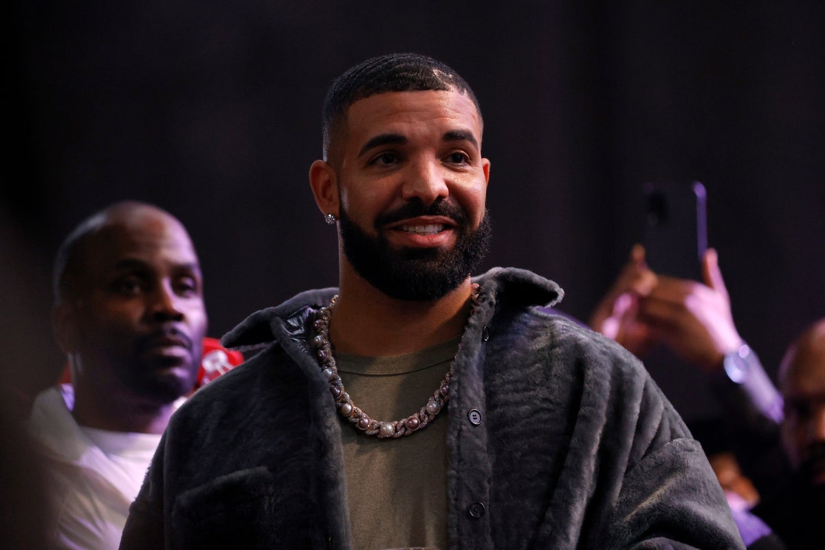 Police intervene after Drake fans use pickaxes to hack into giant ice block containing album release date – UK Times Police intervene after Drake fans use pickaxes to hack into giant ice block containing album release date – UK Times